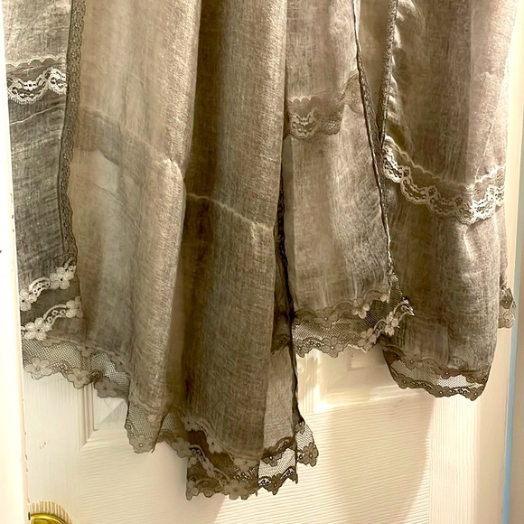 Gorgeous light grey shawl. Lightweight. With lace. Long. - Picture 3 of 7